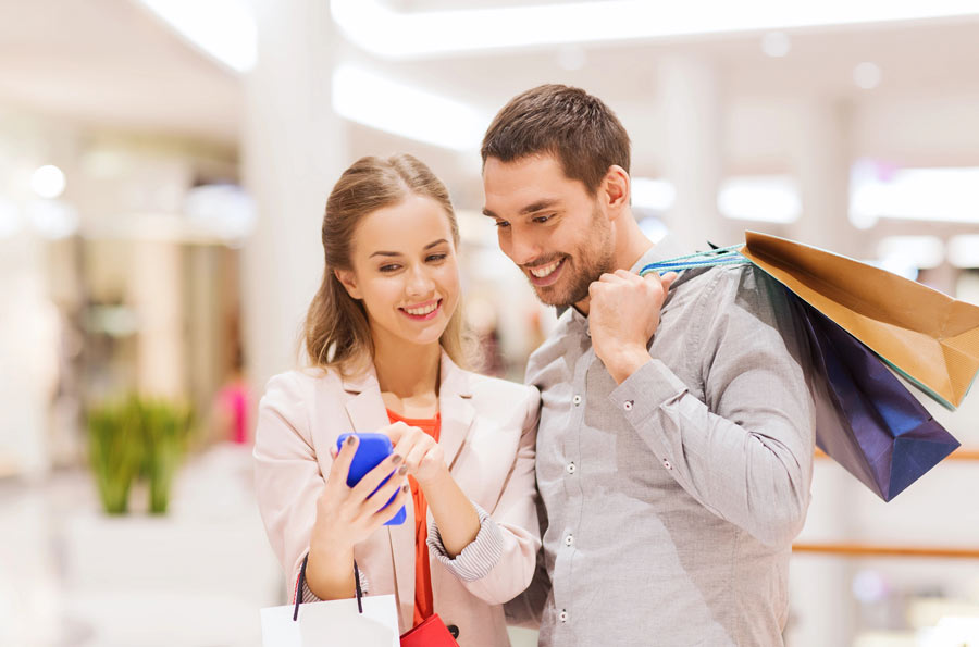 Enhancing-Retail-Marketing-with-Geofencing---man-and-woman-looking-at-smartphone-while-shopping